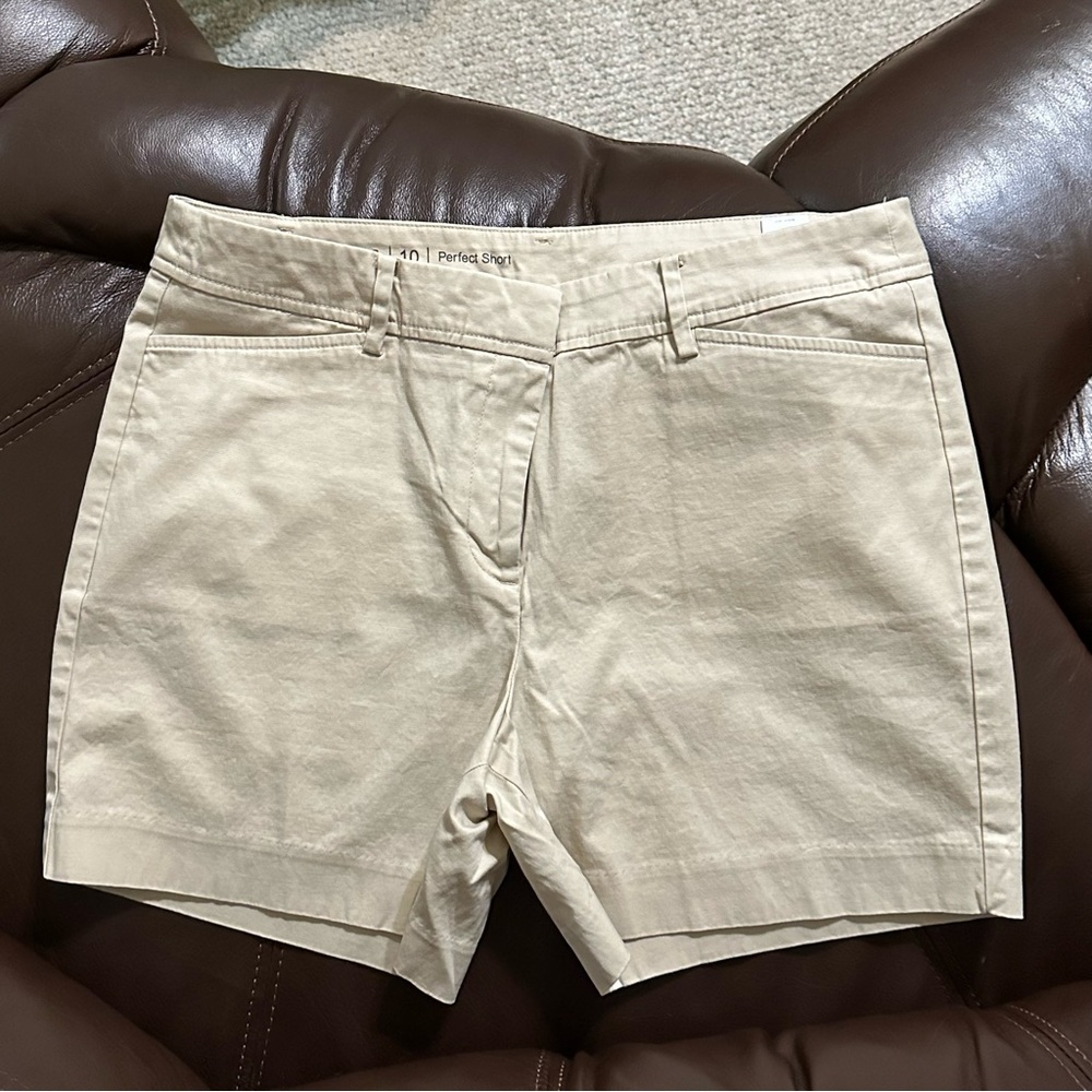 Talbots Perfect Shorts 4.5 inseam in Khaki Size 10